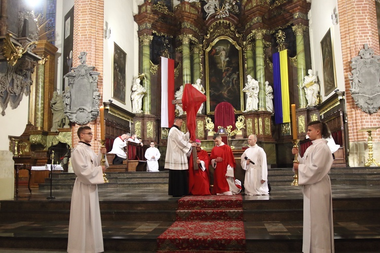 Liturgia Wielkiego Piątku w legnickiej katedrze