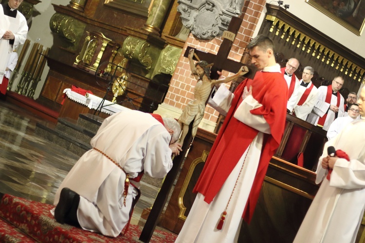 Liturgia Wielkiego Piątku w legnickiej katedrze