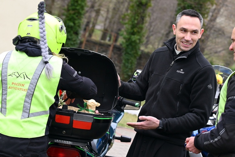 Bojanice. Przywieźli koszyczki na motorach