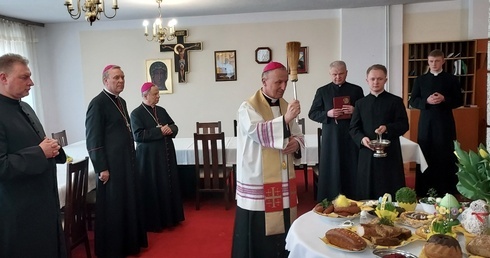 Ordynariusz radomski pobłogosławił pokarmy na wielkanocny stół.