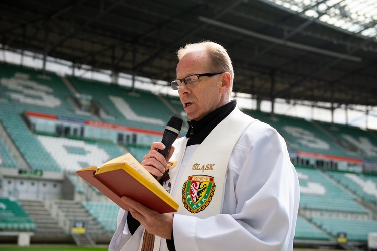 Kibice Śląska z koszyczkami na stadionie. To kibicowska święconka