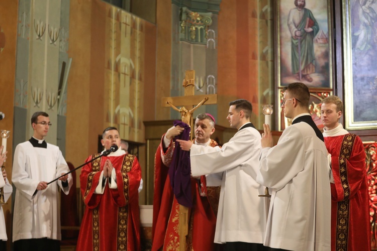 Liturgia Wielkiego Piątku w katedrze w Bielsku-Bialej - 2022