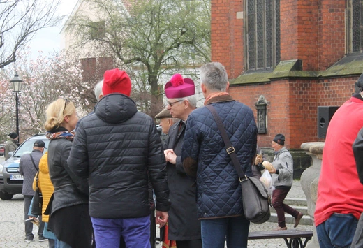 Ze św. Jadwigą w tle