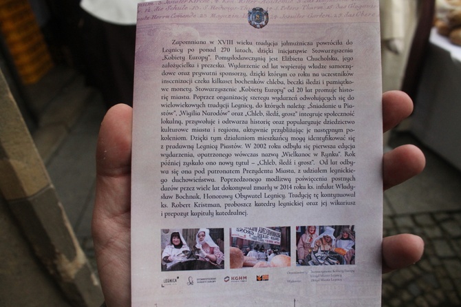 Ze św. Jadwigą w tle