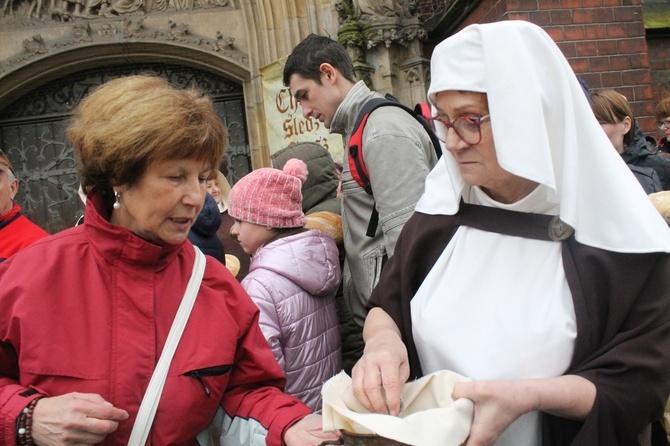 Ze św. Jadwigą w tle