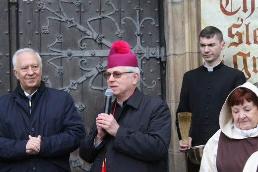 Ze św. Jadwigą w tle