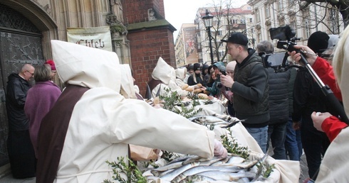 Ze św. Jadwigą w tle
