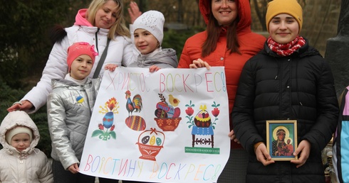 Ukraińskie dzieci, ich mamy i wychowawczynie, składają świąteczne życzenia.