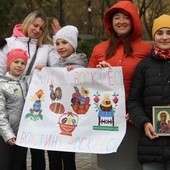 Ukraińskie dzieci, ich mamy i wychowawczynie, składają świąteczne życzenia.