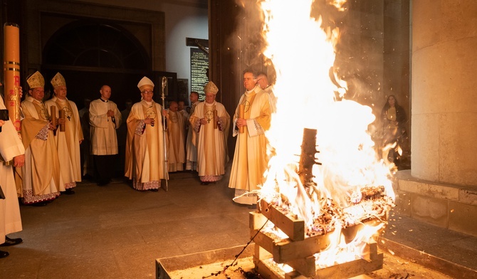 Bp Wodarczyk: Powróćmy do chrztu, aby zanieść światu pokój Zmartwychwstałego 