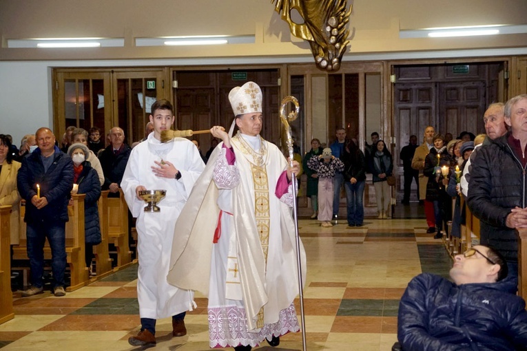 Wigilia Paschalna w świdnickiej parafii na Osiedlu Młodych