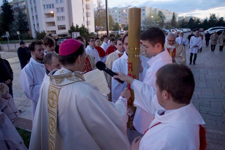 Wigilia Paschalna w świdnickiej parafii na Osiedlu Młodych