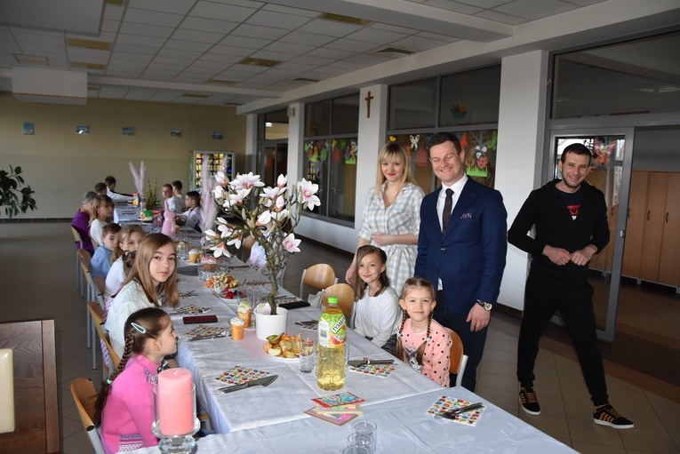 Wielkanocne śniadanie na szkolnej jadalni