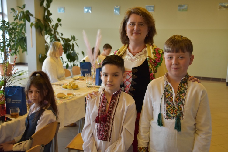 Wielkanocne śniadanie na szkolnej jadalni