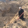 Kardynał Krajewski: na Ukrainie widziałem wielu bezimiennych zabitych