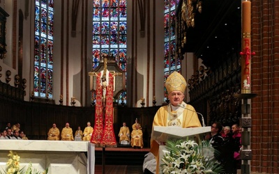 Podczas Eucharystii w Niedzielę Zmartwychwstania Pańskiego kard. Kazimierz Nycz prosił o dalszą pomoc uchodźcom z Ukrainy.