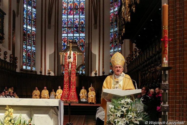 Podczas Eucharystii w Niedzielę Zmartwychwstania Pańskiego kard. Kazimierz Nycz prosił o dalszą pomoc uchodźcom z Ukrainy.