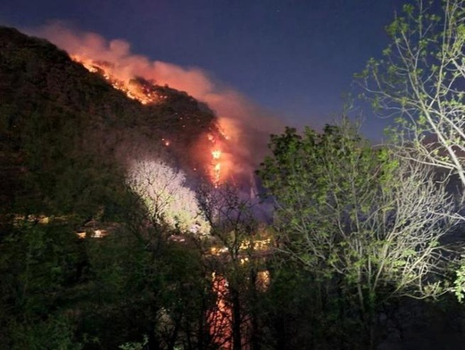 Płoną lasy w Lombardii, zagrożone opactwo romańskie