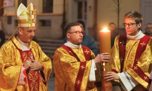 Bp Pindel odmówił modlitwę nad paschałem.