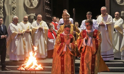 Błogosławieństwo ognia przed katedrą.