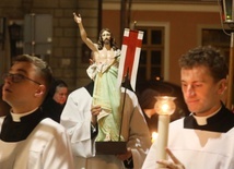 Liturgię zakończyła procesja rezurekcyjna wokół katedry.