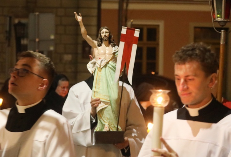 Liturgię zakończyła procesja rezurekcyjna wokół katedry.