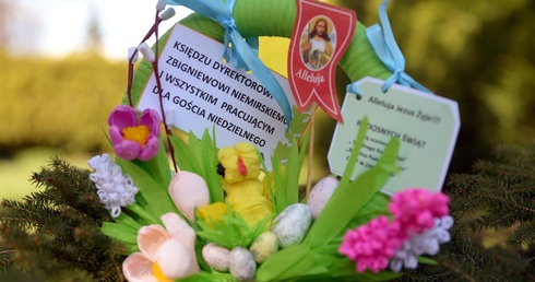 Wielkanocny koszyk, który dla naszej redakcji przygotowali uczniowie ze szkoły w Zakrzówku koło Skaryszewa. Robią to od kilkunastu lat!