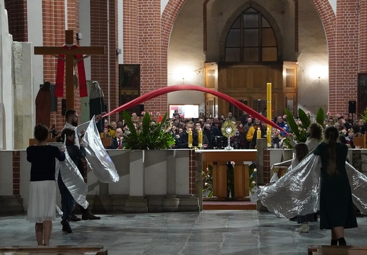 Uwielbienie Zmartwychwstałego i modlitwa w intencji Ukrainy