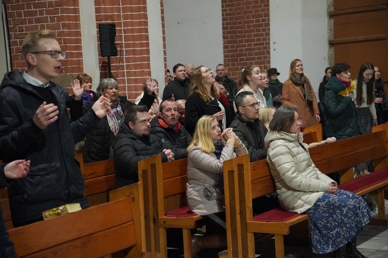 Uwielbienie Zmartwychwstałego i modlitwa w intencji Ukrainy