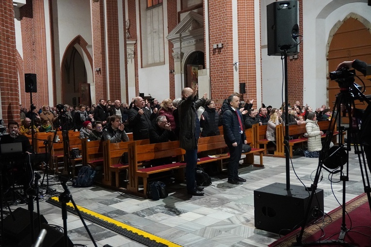 Uwielbienie Zmartwychwstałego i modlitwa w intencji Ukrainy