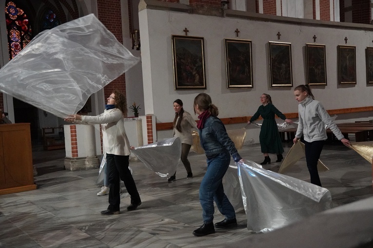 Uwielbienie Zmartwychwstałego i modlitwa w intencji Ukrainy