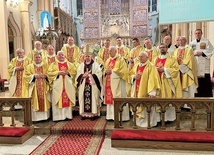 	Abp Mieczysław Mokrzycki z kapłanami w dniu inauguracji Roku Jubileuszowego.