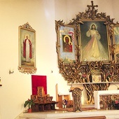 Najbliższe parafianom wizerunki znajdują się w prezbiterium.
