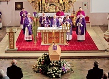 	Uroczystości pogrzebowe odbyły się 11 kwietnia. Po Eucharystii ciało kapłana złożono do grobu na cmentarzu komunalnym w Malborku. 