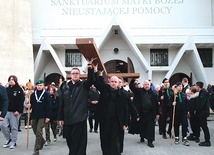 	Krzyż nieśli przedstawiciele Wyższego Seminarium Duchownego.
