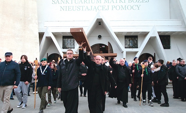 	Krzyż nieśli przedstawiciele Wyższego Seminarium Duchownego.