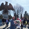 ▲	Przed testem młodzież wybrała się na pobliski cmentarz wojenny i mieszczący się tam pomnik Bohaterów II Armii Wojska Polskiego (orzeł piastowski).