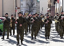 ▲	Przemarsz z katedry na pl. św. Małgorzaty poprowadziła wojskowa orkiestra.