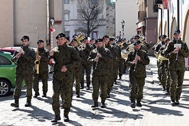 ▲	Przemarsz z katedry na pl. św. Małgorzaty poprowadziła wojskowa orkiestra.