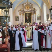 ▲Pamiątkowe zdjęcie z członkami zakonu templariuszy.