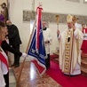 	Podczas Mszy św. metropolita gdański poświęcił nowy sztandar szkolny.