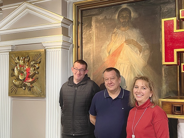 	Centralnym punktem kaplicy jest obraz „Jezu, ufam Tobie”. Paweł (pierwszy z lewej) często posługuje tu jako ministrant, obok Dariusz Latos, dyrektor Ośrodka, i Bogumiła Kopczyk, kierownik DPS.