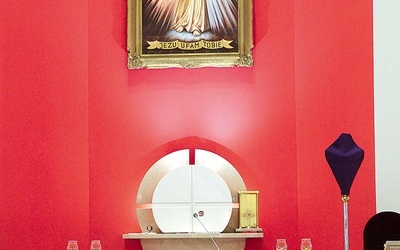 W prezbiterium wisi obraz Jezusa Miłosiernego.