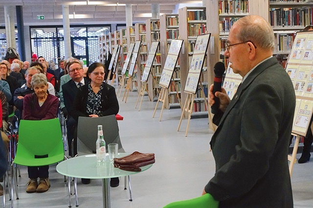 Bolesław Mostek na otwarciu ekspozycji. 