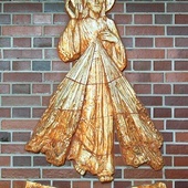 	Płaskorzeźba majolikowa w kościele MB Królowej Pokoju w Tarnowskich Górach (Artur Lubos, 1999 r.).