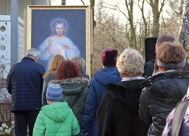 ▲	Co roku pielgrzymi przyjeżdżają do Ostrówka wypraszać Boże zmiłowanie nad światem.