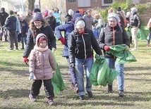 W parku Książąt Pomorskich Ukraińcy sprzątali ścieżki i trawniki ze śmieci i pozostałości po zimie.