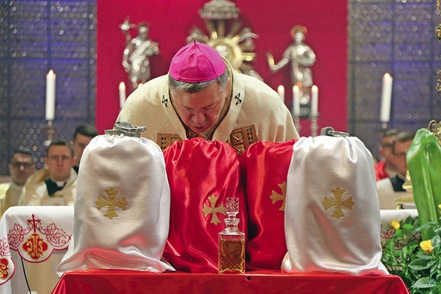 ▲	Jednym z gestów tej liturgii jest tzw. tchnienie na konsekrowane oleje. Zrobił to metropolita wrocławski.