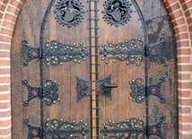 ▲	Główne wejście świątyni jest otwarte dla wszystkich, którzy pragną porozmawiać z Bogiem.