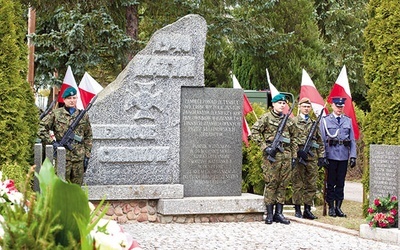 ▲	Uroczystości odbyły się przy pomniku znajdującym się  na cmentarzu komunalnym. 